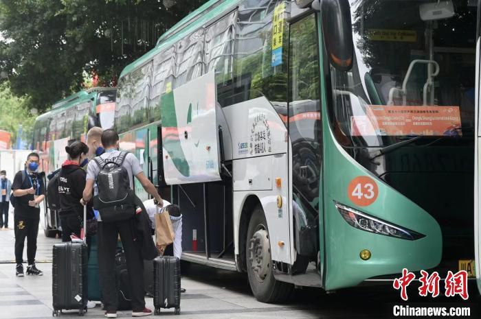 今日，电影发布6张角色海报，众人均以废弃游泳池为背景，在每人的配饰上统一虎纹元素，同时，各自的着装、神色和动作，也让彼此不同的性格特质和生活环境初见端倪